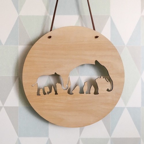 Placa em madeira vazada - Elefantes